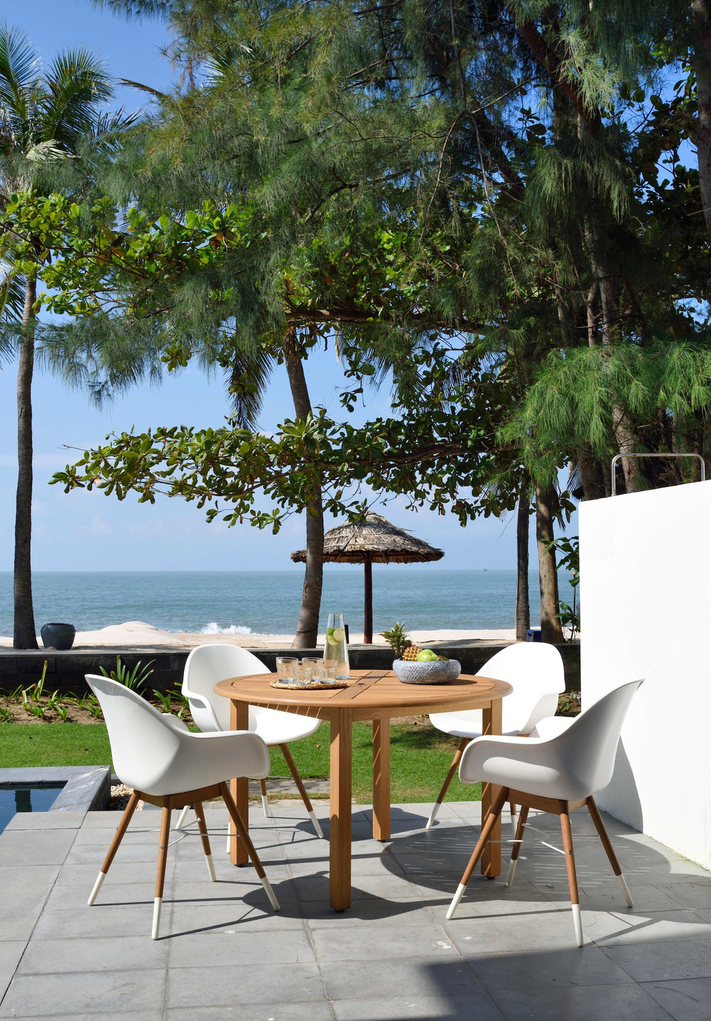 Oldbury Round Table and 4 Chamonix Carver Armchair Dining Set